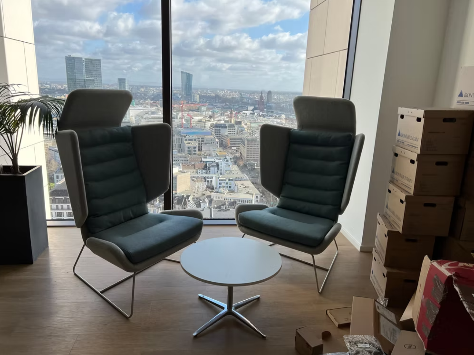 Office desks and chairs in Frankfurt