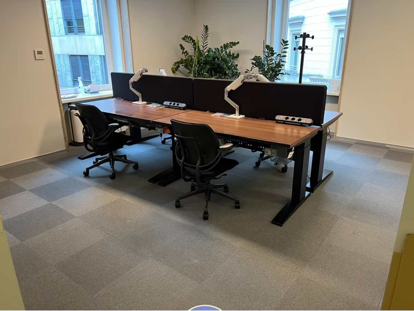 40 desks install with lockers in Milan