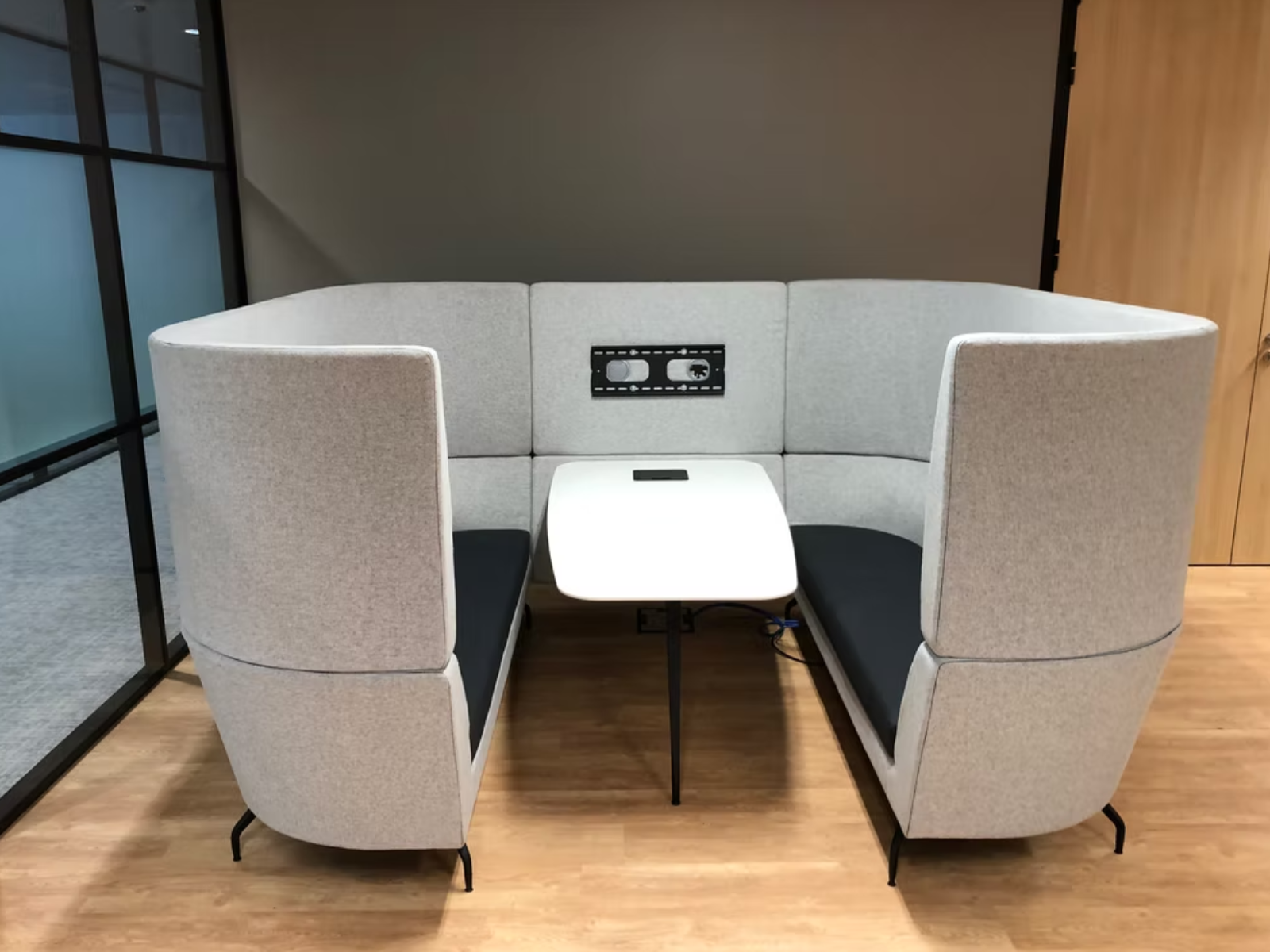 6-person sofa desk (Switch) installed in Paris